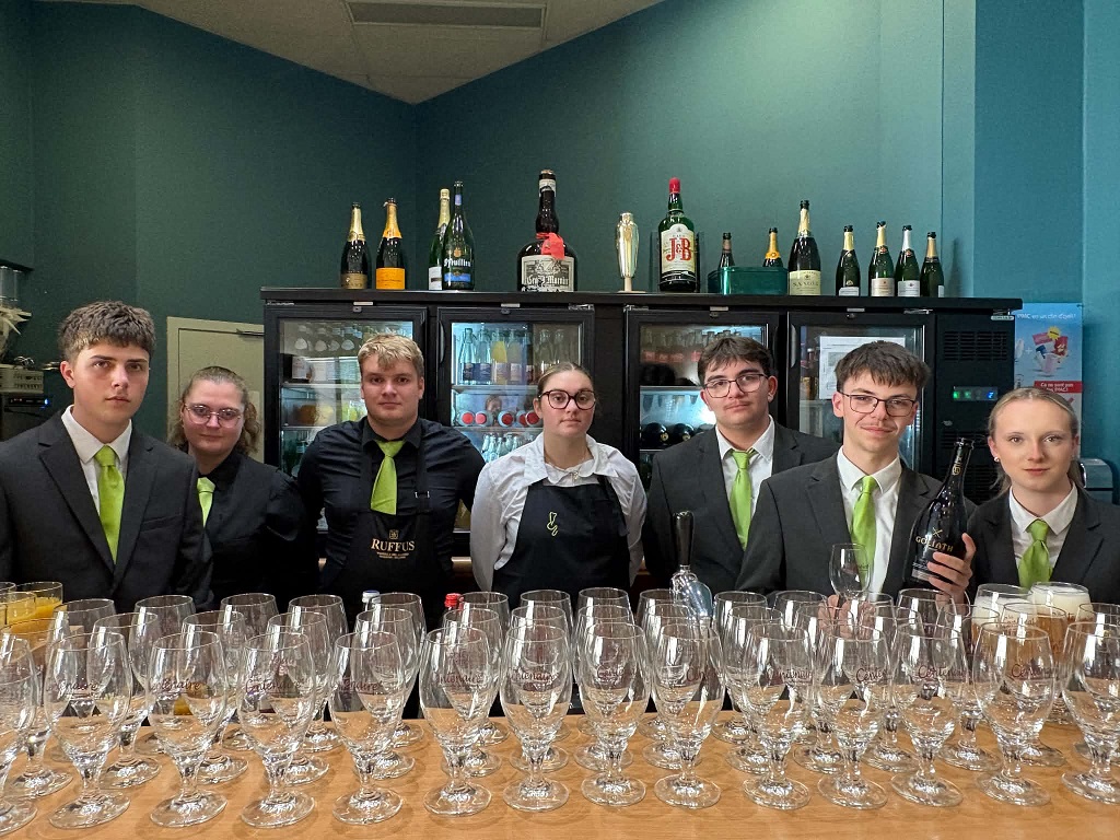 L’IPES Ath accueille la 1re édition du Concours des vins tranquilles et effervescents de la province du Hainaut