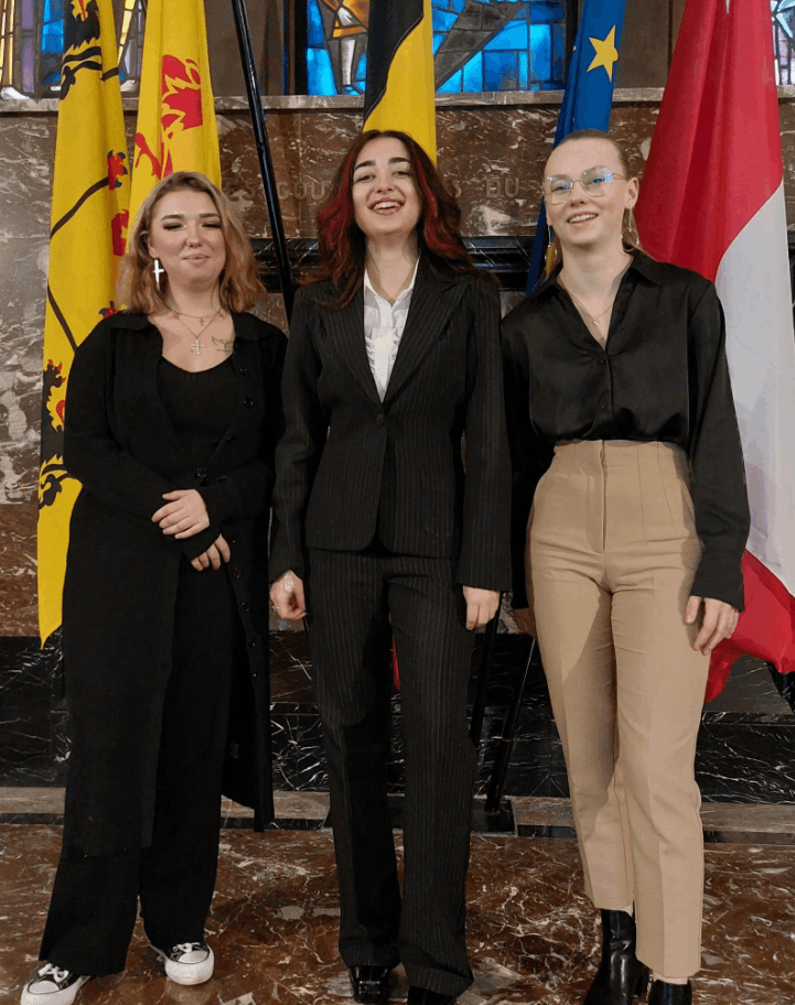 Trois filles prennent les commandes de l’Assemblée des Jeunes !