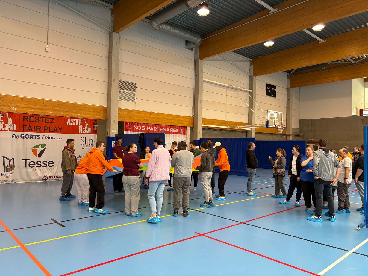 IESPP Tournai : les futurs agents d’éducation aux côtés de personnes porteuses de handicap pour une journée sportive 