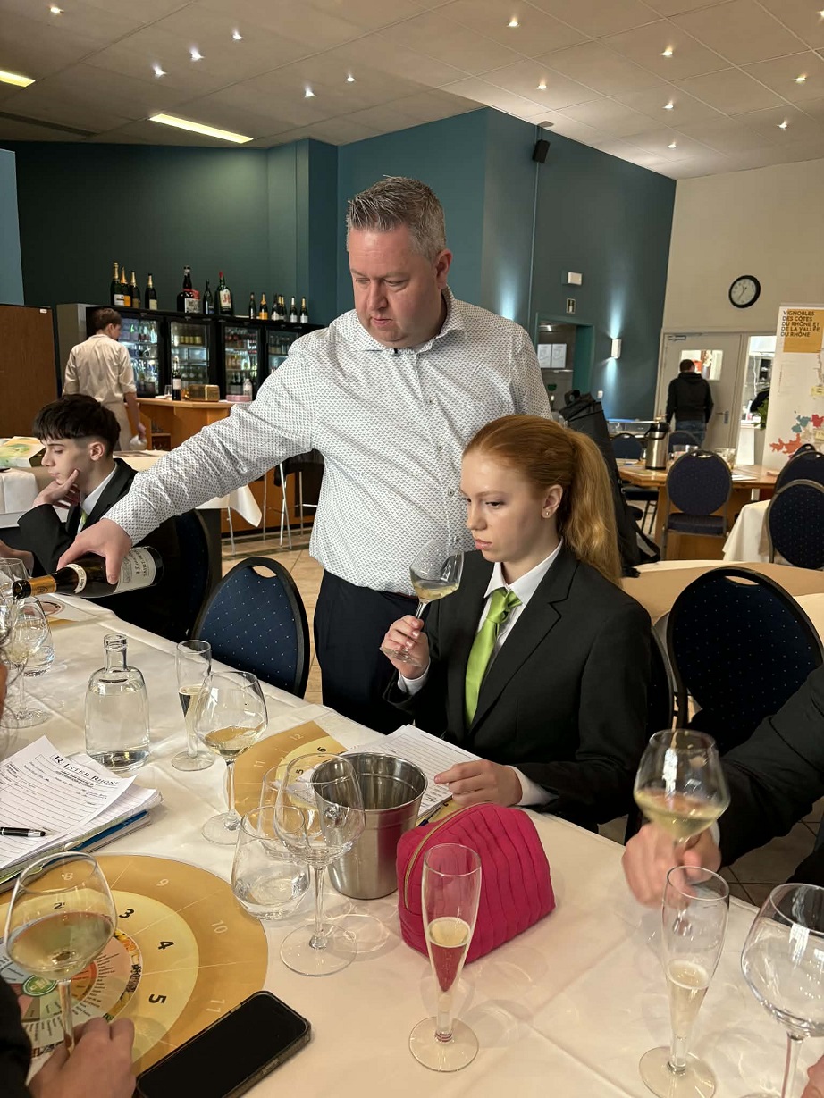 IPES Ath : une masterclass dédiée aux vins du Rhône pour parfaire la formation des hôteliers