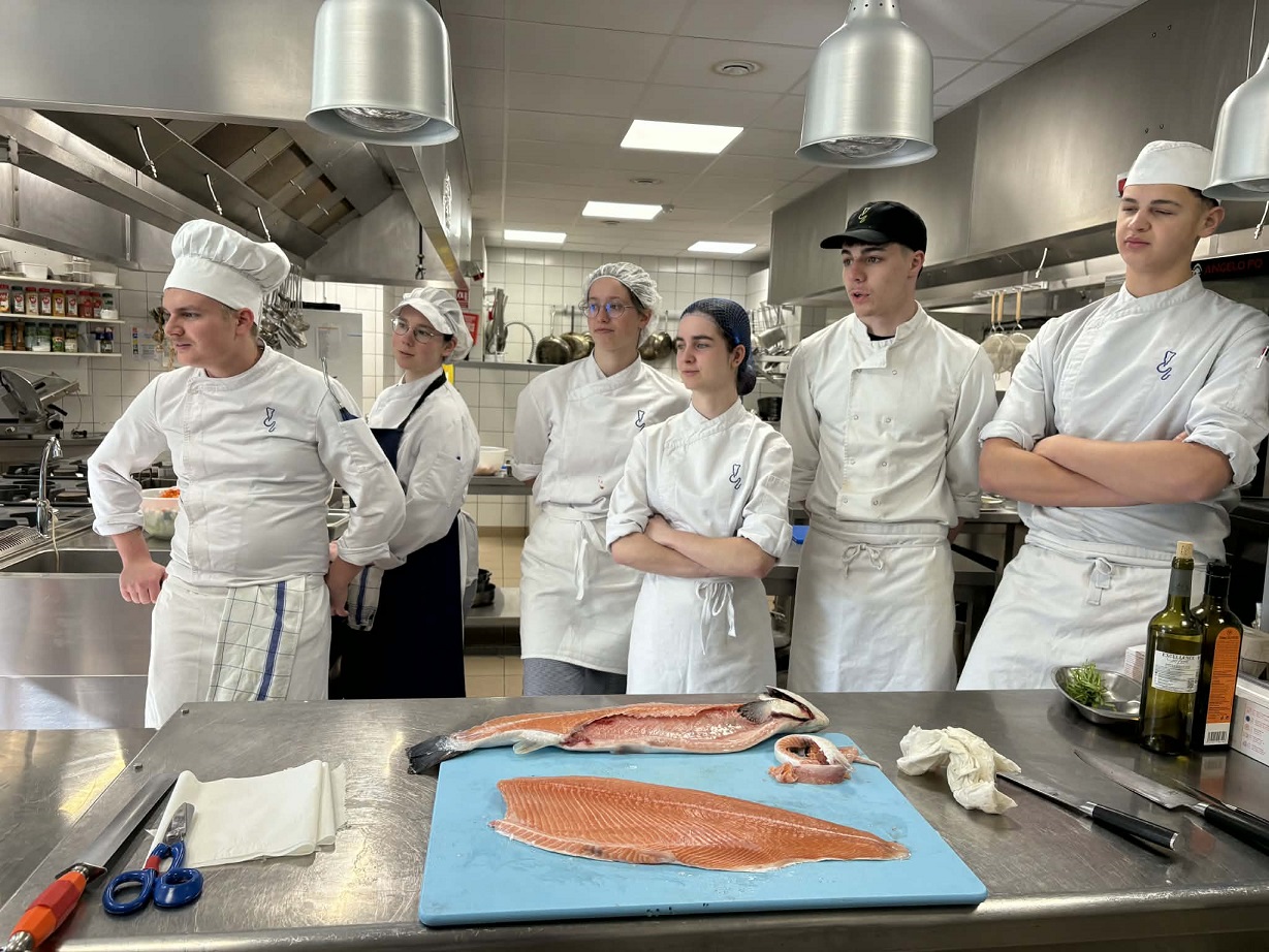 IPES Ath : une masterclass dédiée à la préparation du poisson en cuisine
