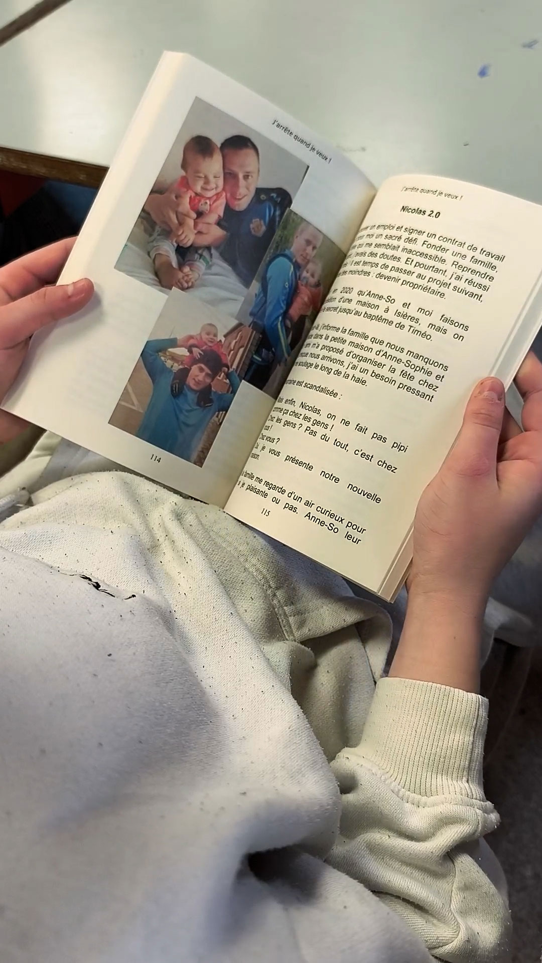 livre ouvert sur une page tenue par une élève