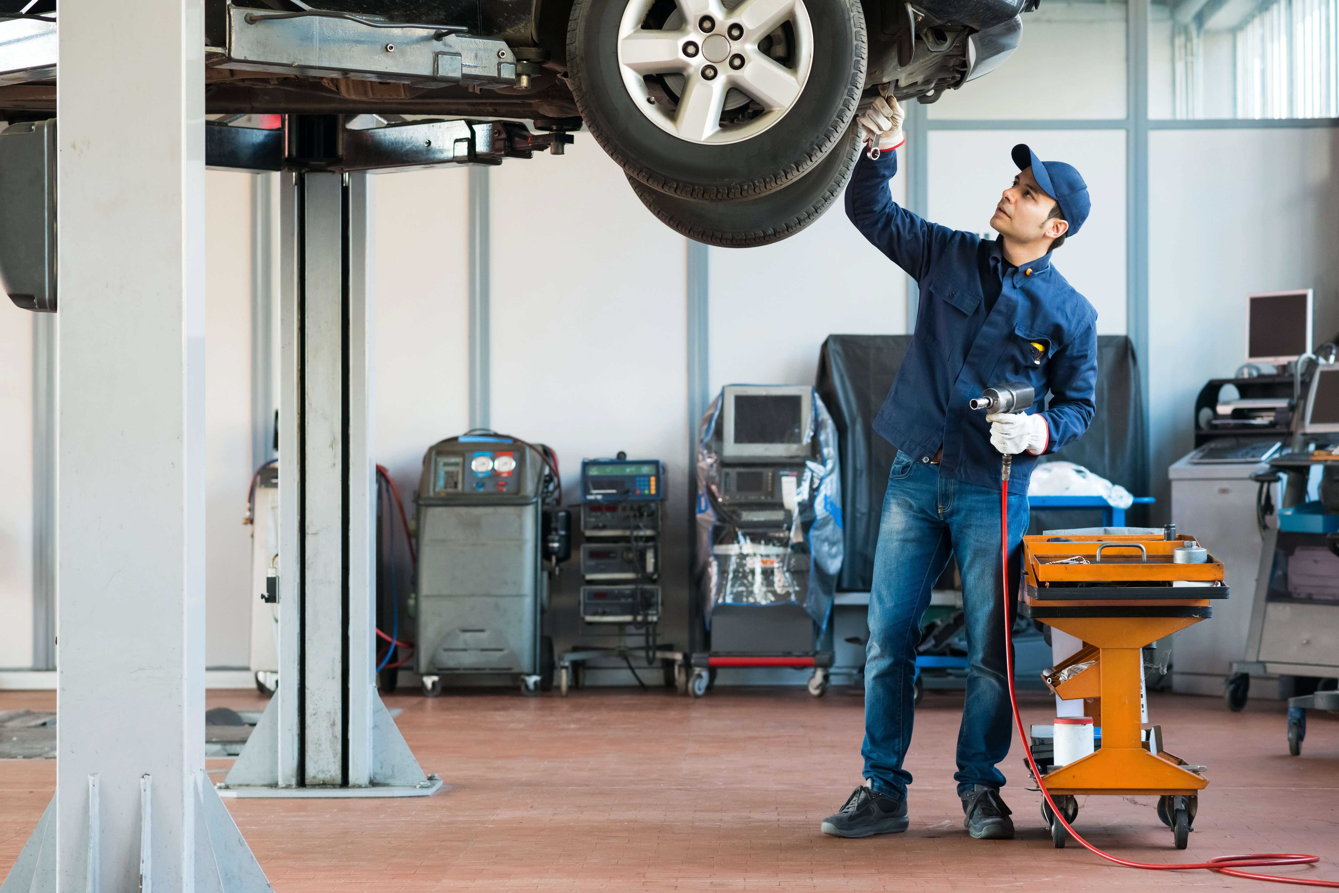 Automobile.Garage Depositphotos 67063213 xl 2015