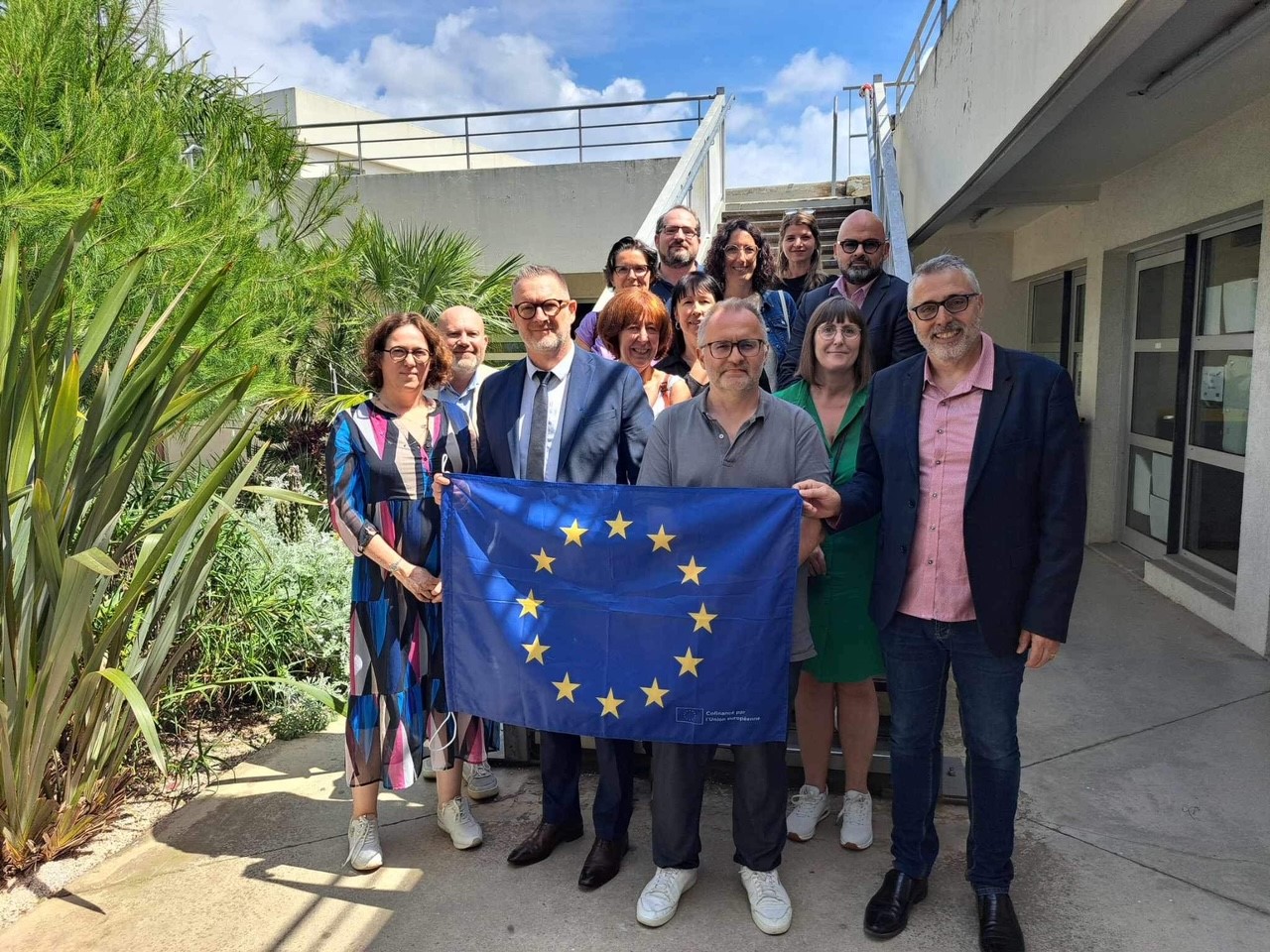 Erasmus Directions France juin 2024 photo groupe et drapeau