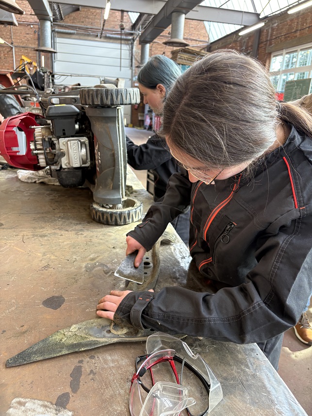 Focus sur le nouveau service de maintenance de matériel horticole et agricole de l’IPES Ath