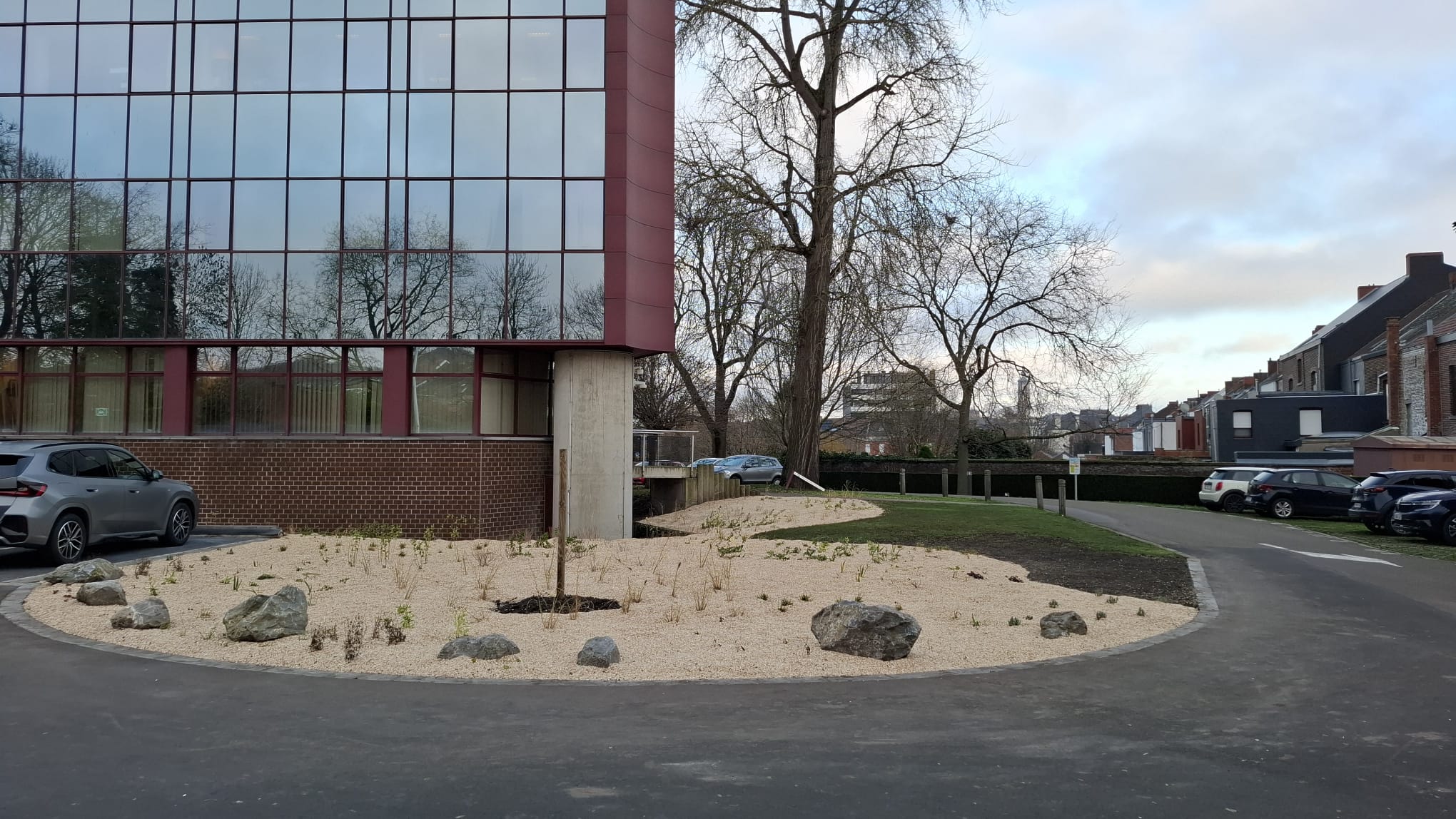 Les élèves d'Horticulture de l'Athénée Jean d'Avesnes fleurissent les abords d'un grand bâtiment provincial