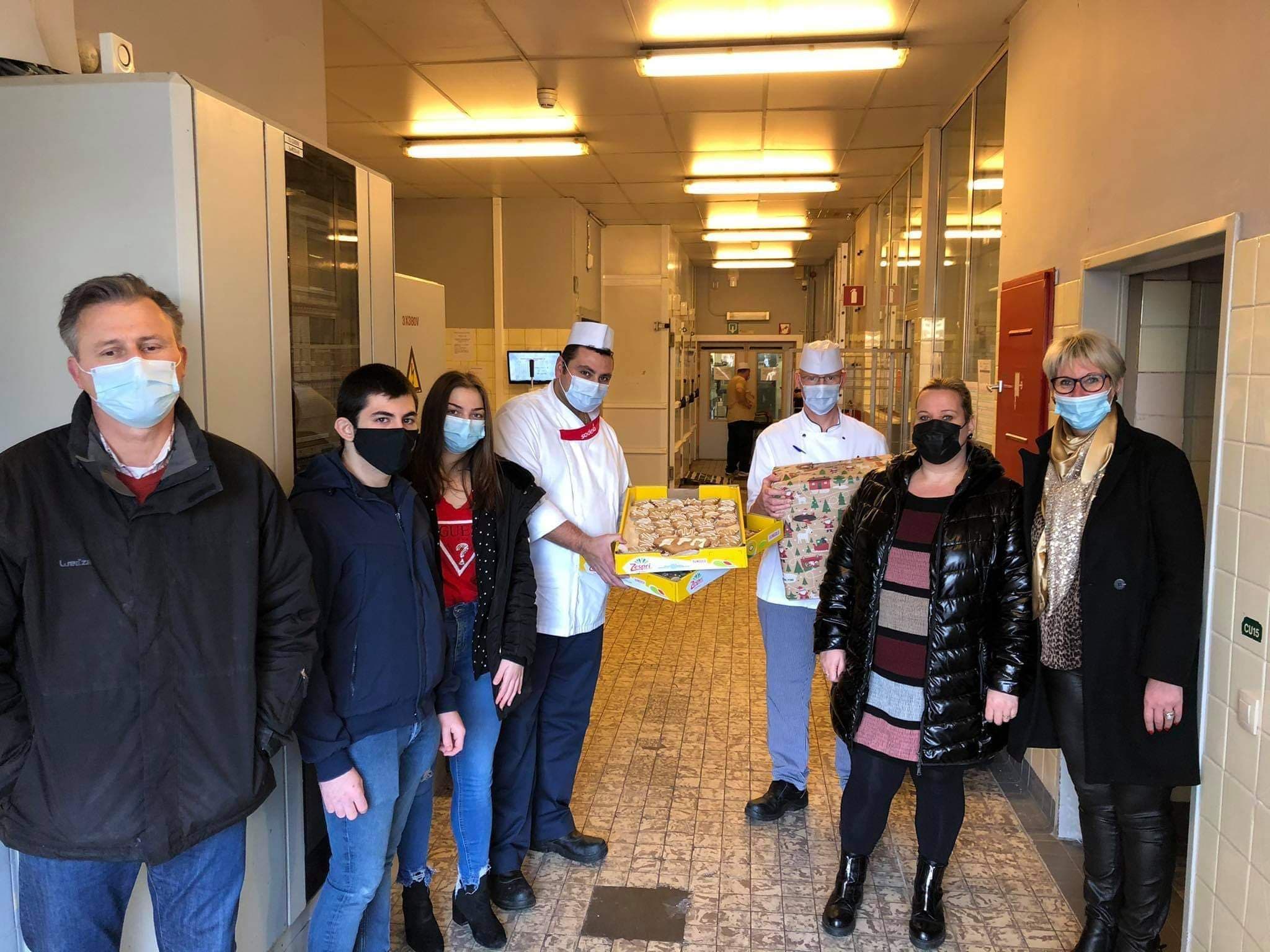 Des biscuits distribués au personnel hospitalier