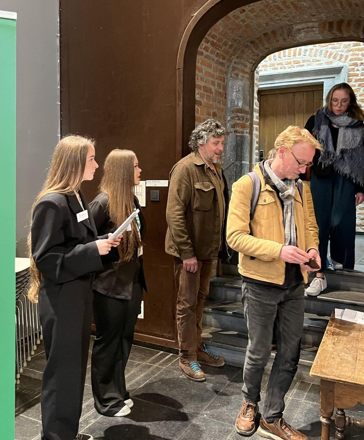 Les étudiantes en Agent.e d'accueil et Tourisme en action au festival d’accordéon à Mons