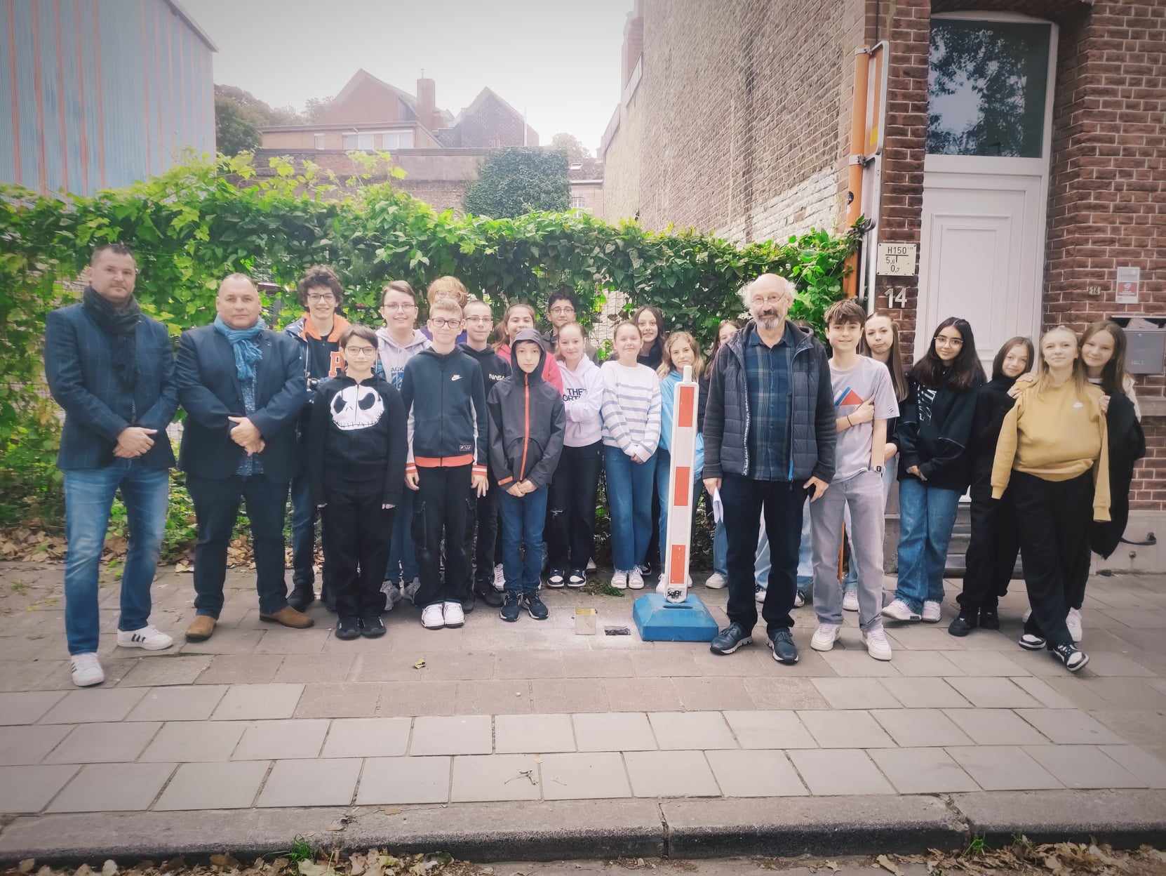 Les élèves de l'École du Futur de Mons ont assisté à la pose d'un pavé commémoratif à Mons