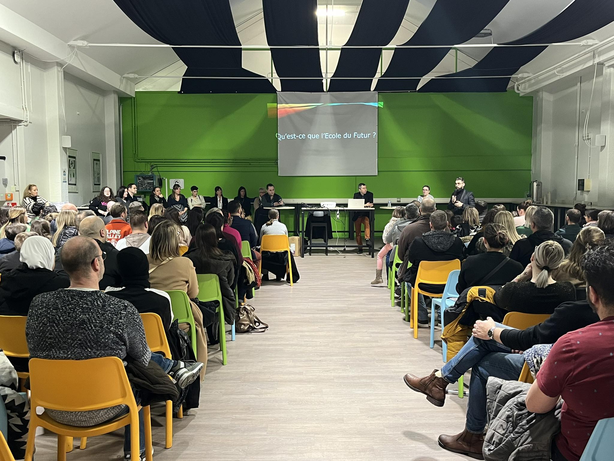 Une séance d'information pour les inscriptions en 1ère année commune à l'Ecole du Futur de Mons.