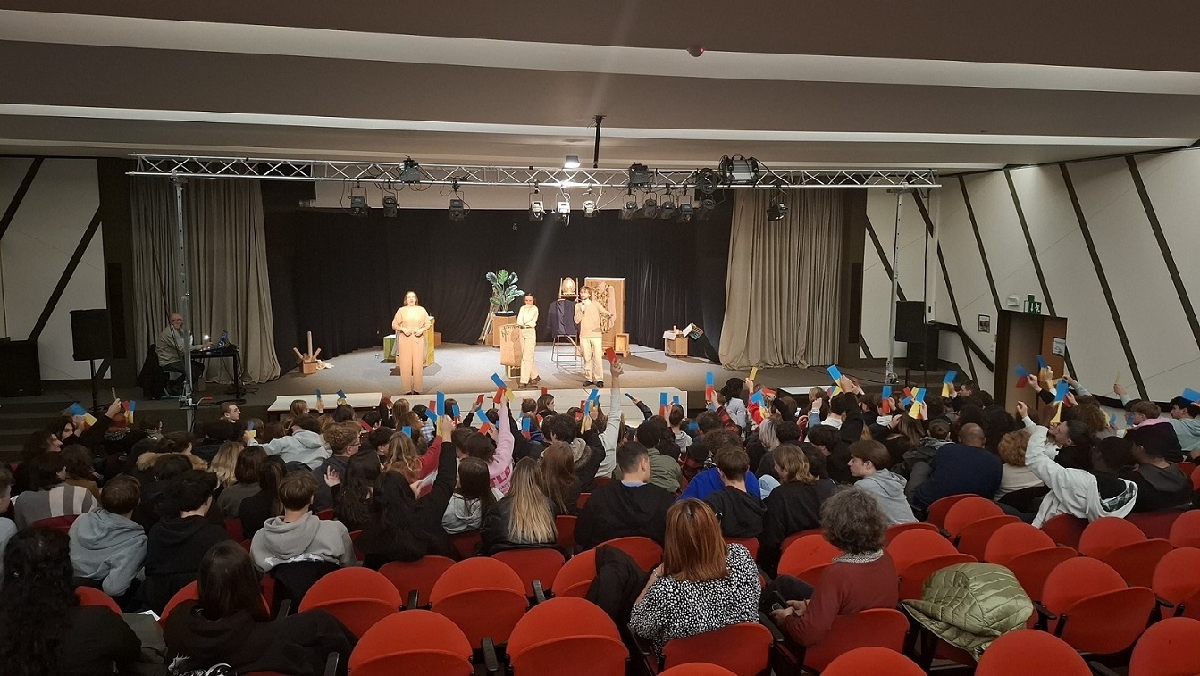 Les élèves de l'IESPP Mons ont assisté à une pièce de théâtre interrogeant les stratégies d'extrême droite.