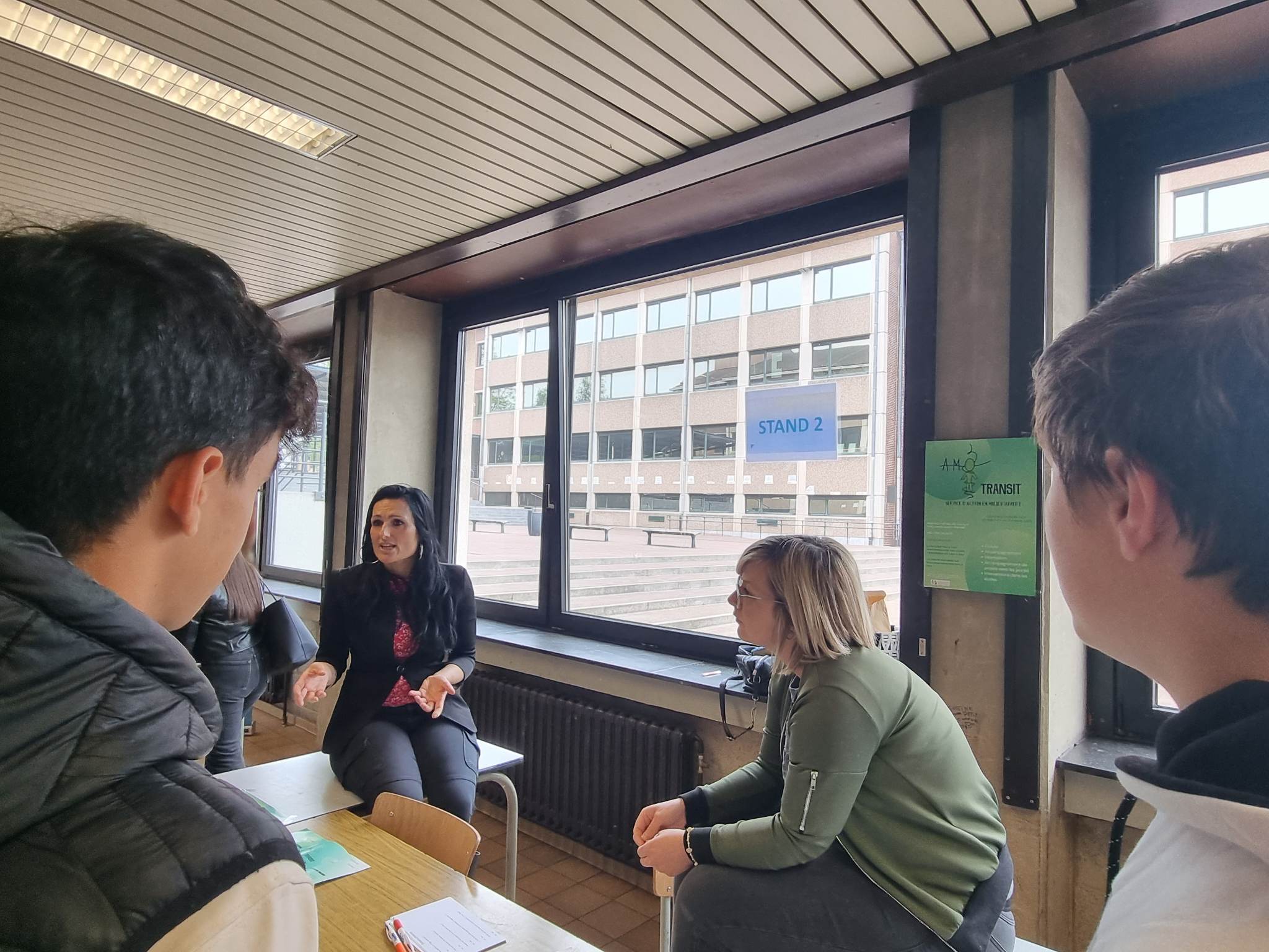 Photo d'un stand répondant aux questions des élèves