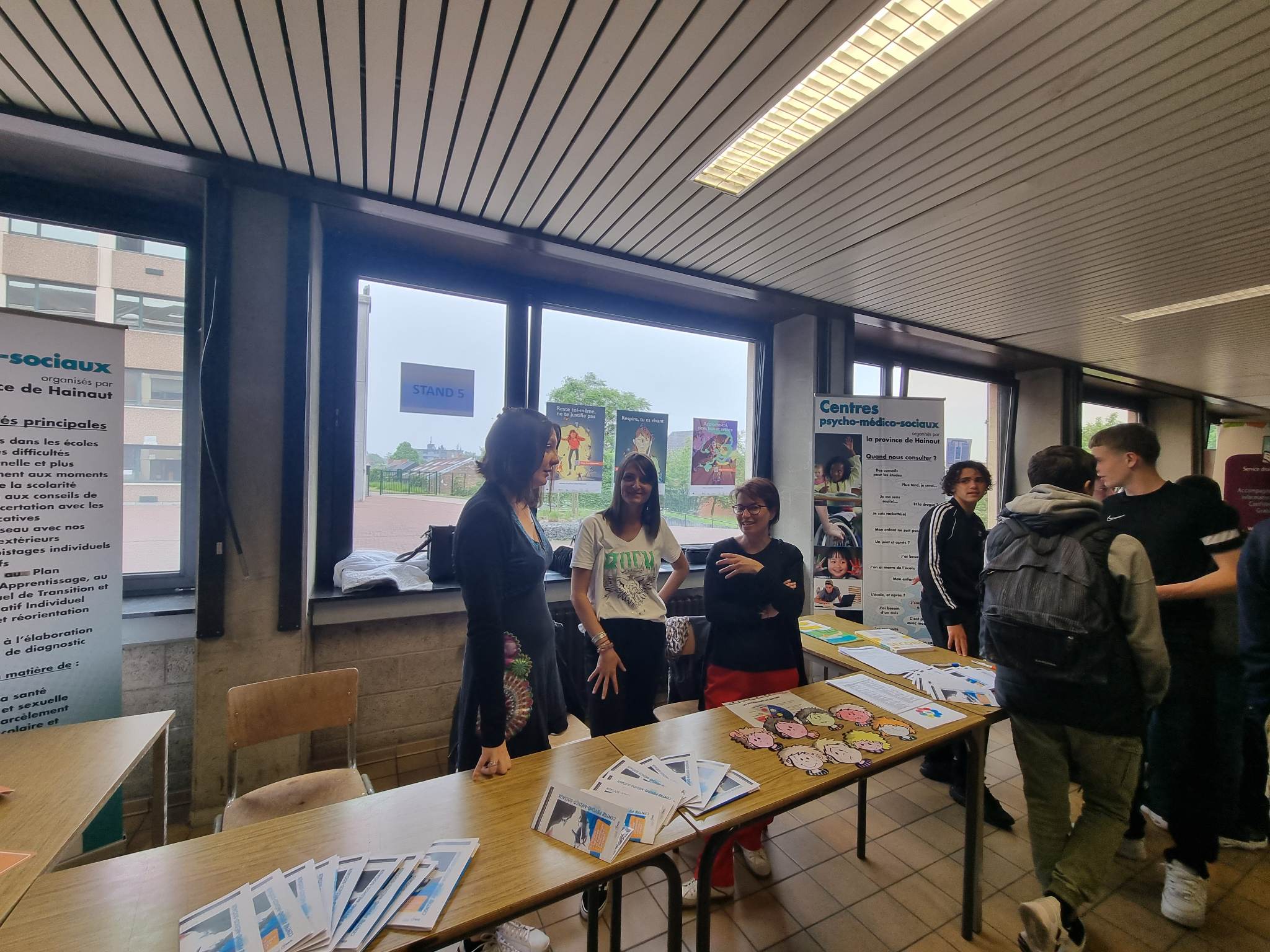 Photo d'un stand répondant aux questions des élèves