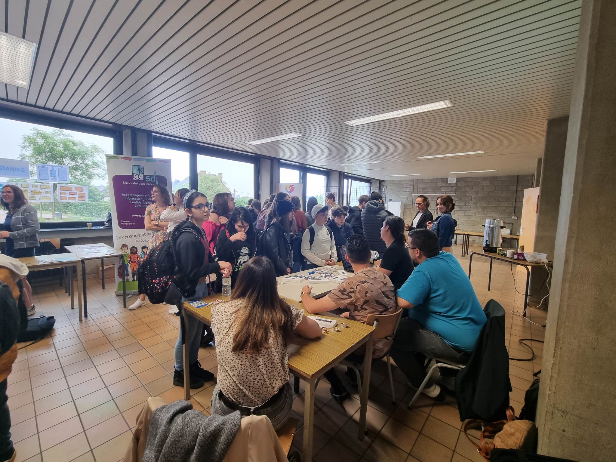 Photo d'un stand répondant aux questions des élèves