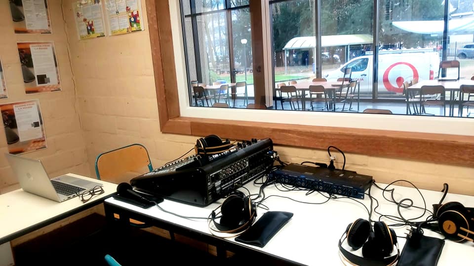 Un vrai local rien que pour elle : la Radio d'Ecole s'installe durablement à l'IESPP Mons!